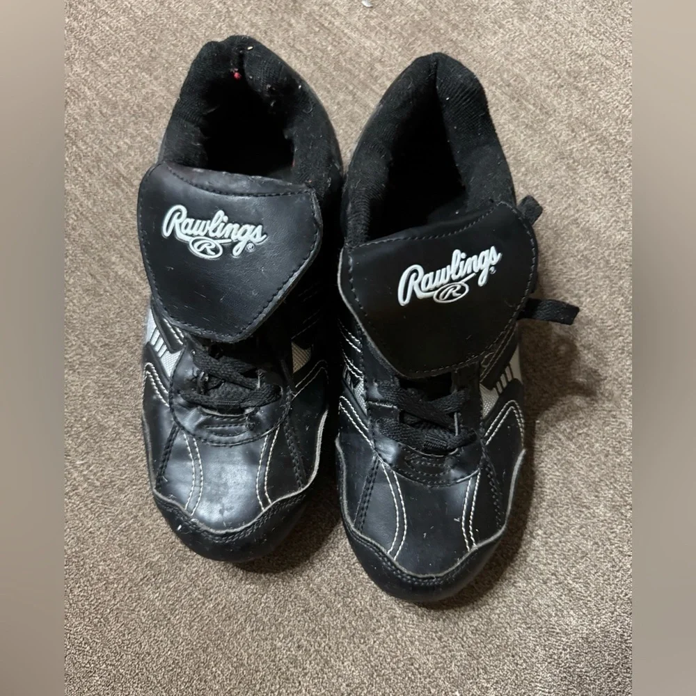 Rawlings Black baseball cleats with Synthetic Leather and Mesh